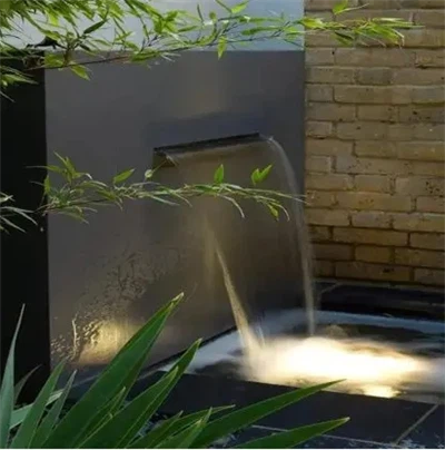 Окремо стояча водяна стінка у ставку Corten Steel