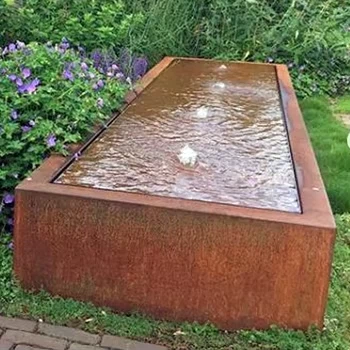 Вода в саду з басейном