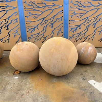 Іржава металева сфера для зовнішнього садового декору